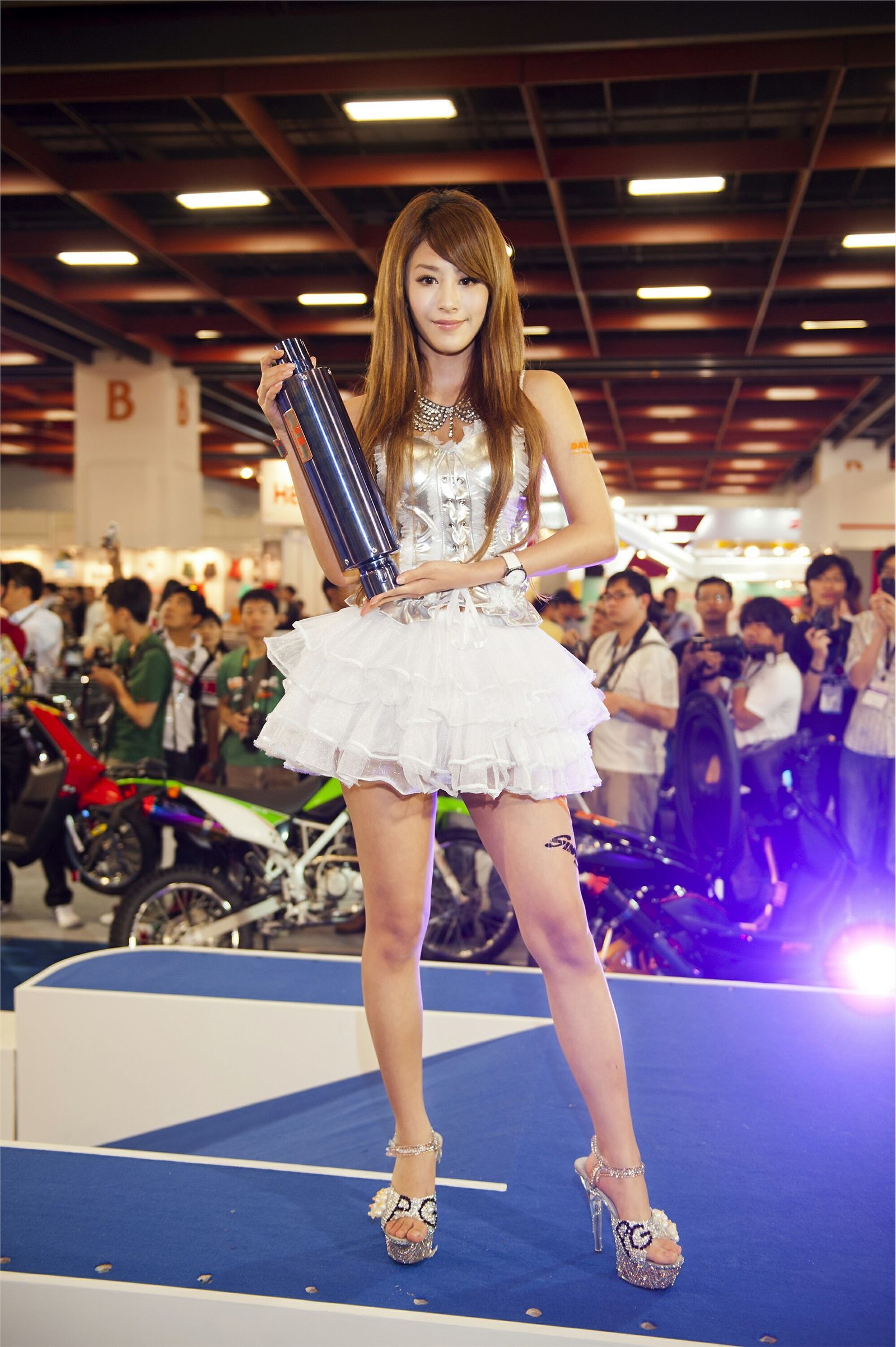 美女机车展 汽配展　国产模特美女图片